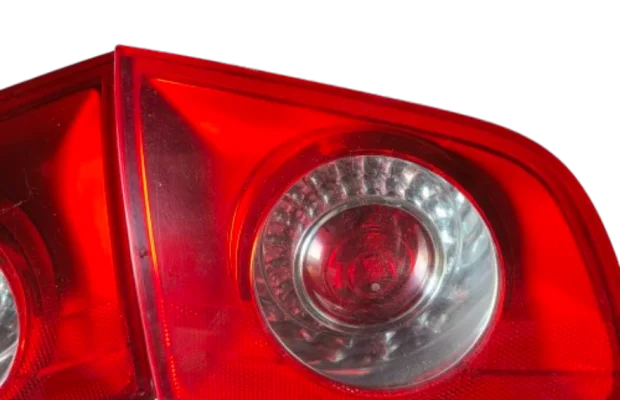 Passat b6 , lampy tył kombi , klapa bagażnika - Zdjęcie 3