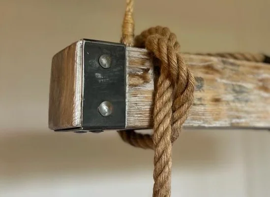 Stylowa lampa wisząca w klimacie loft / rustykalnym, lampa z belki z okuciem metalowym - Zdjęcie 6