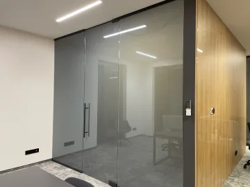 Ścianki szklane z folią inteligentną na pilota wraz z montażem