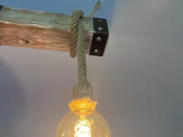 Stylowa lampa wisząca w klimacie loft / rustykalnym, lampa z belki z okuciem metalowym
